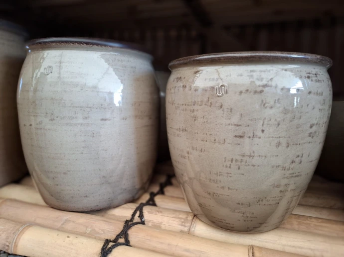 Pots beige en acier de carrosserie