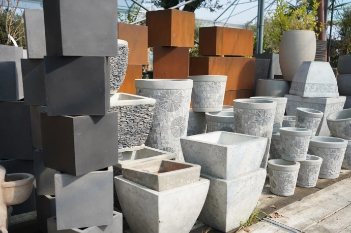 Différents pots : fiber stone, acier corten, avec décors en cailloux