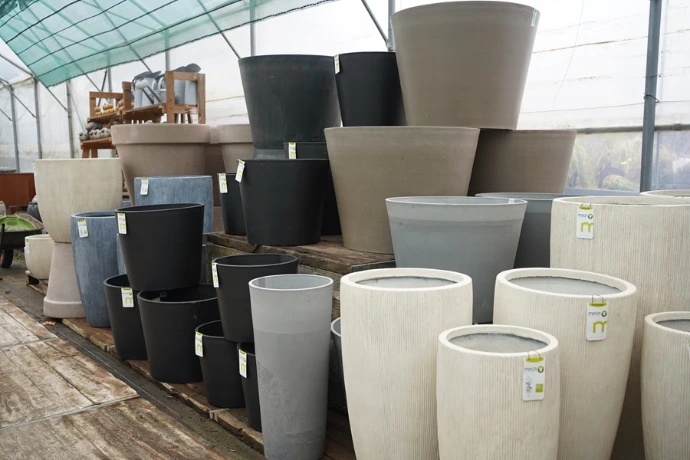 Divers pots décoratifs en pépinières